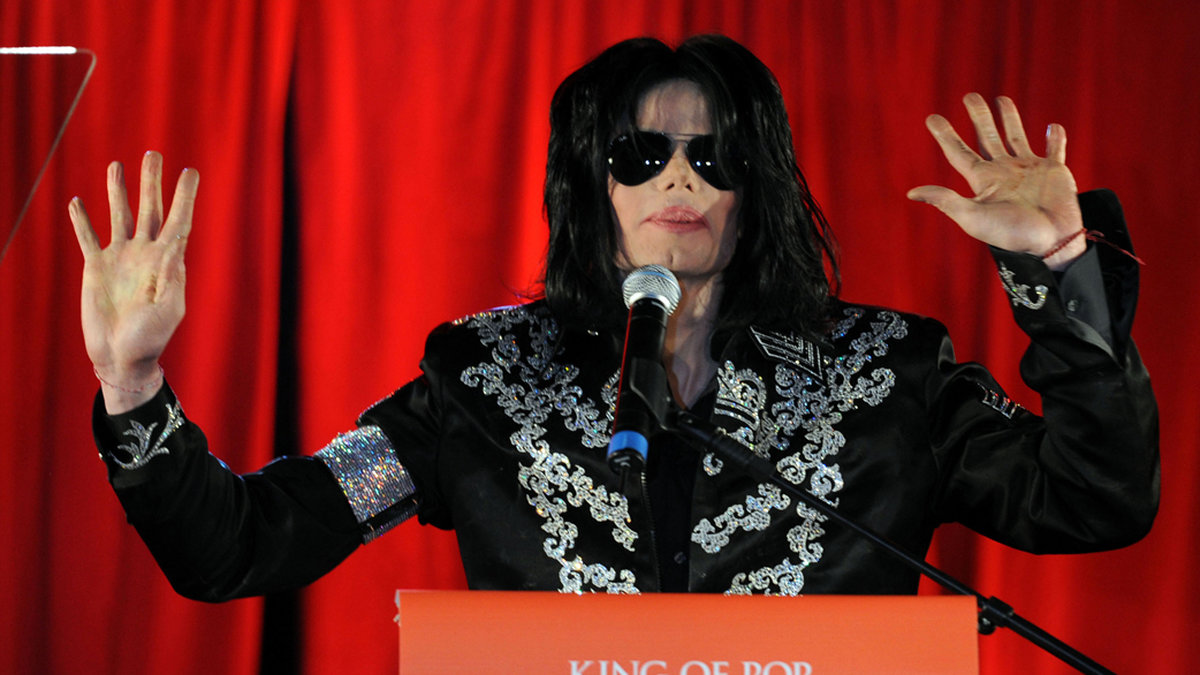 Michael Jackson dog den 25 juni 2009, 50 år gammal, på grund av hjärtstillestånd. Det kom in ett anonymt telefonsamtal till larmcentralen och kort därpå kunde man konstatera att Jackson var avliden. Hans läkare, Dr Conrad Murray, dömdes för vållande till annans död. 